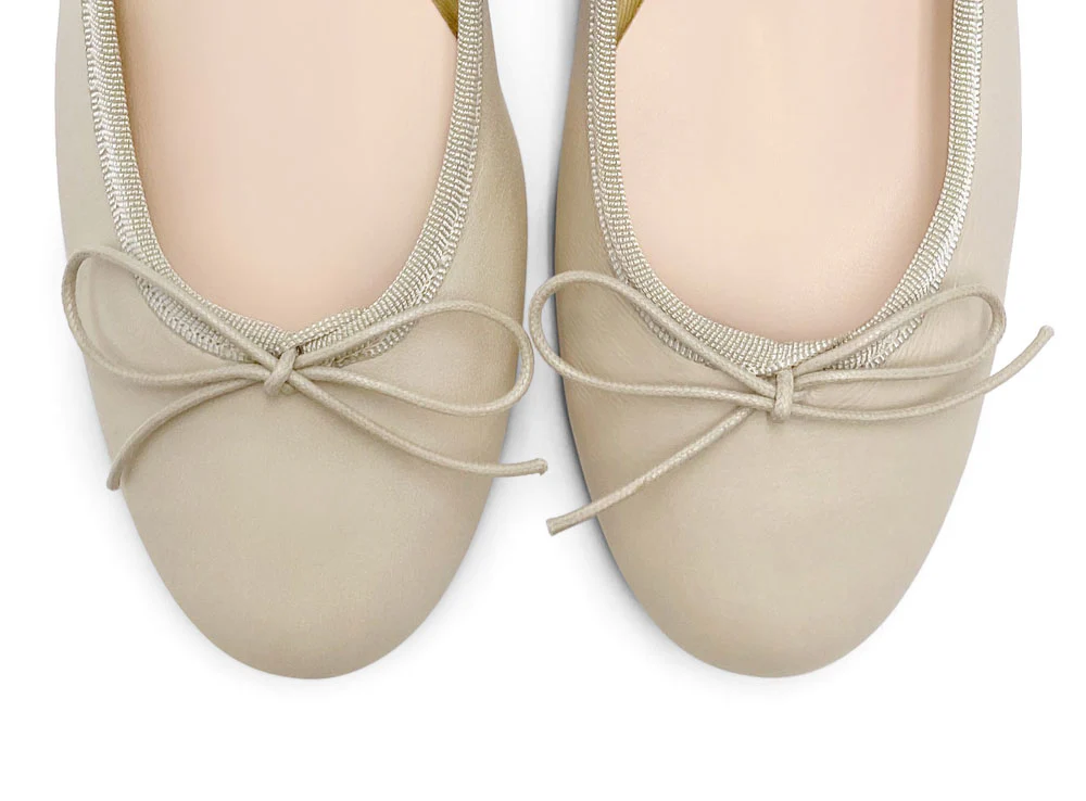 Beige leather ballet flats with heel - Image 5
