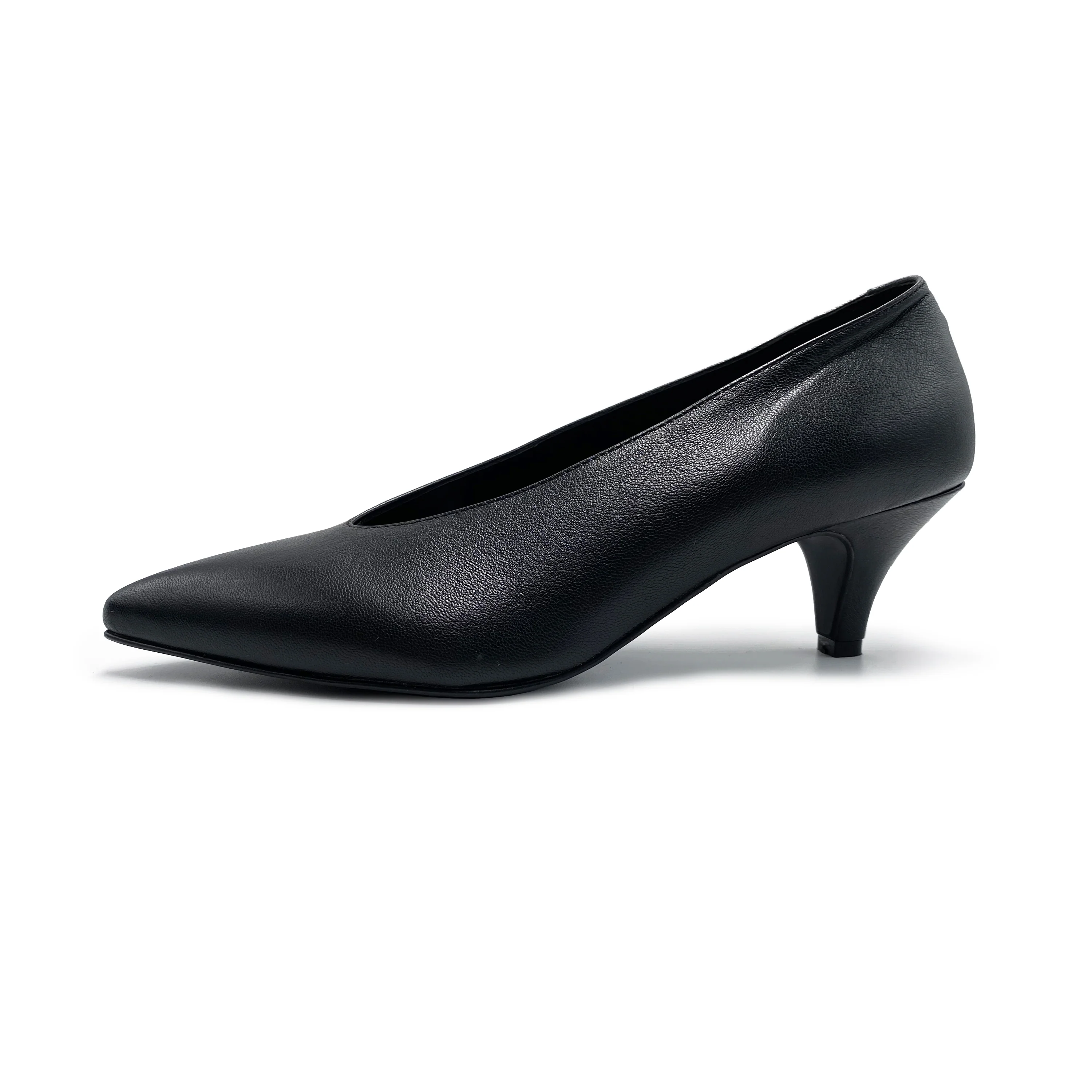 Black leather pumps with V-cut and heel - Image 3