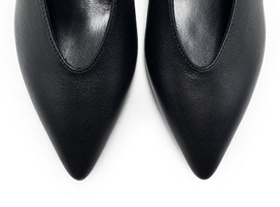 Black leather pumps with V-cut and heel - Image 5