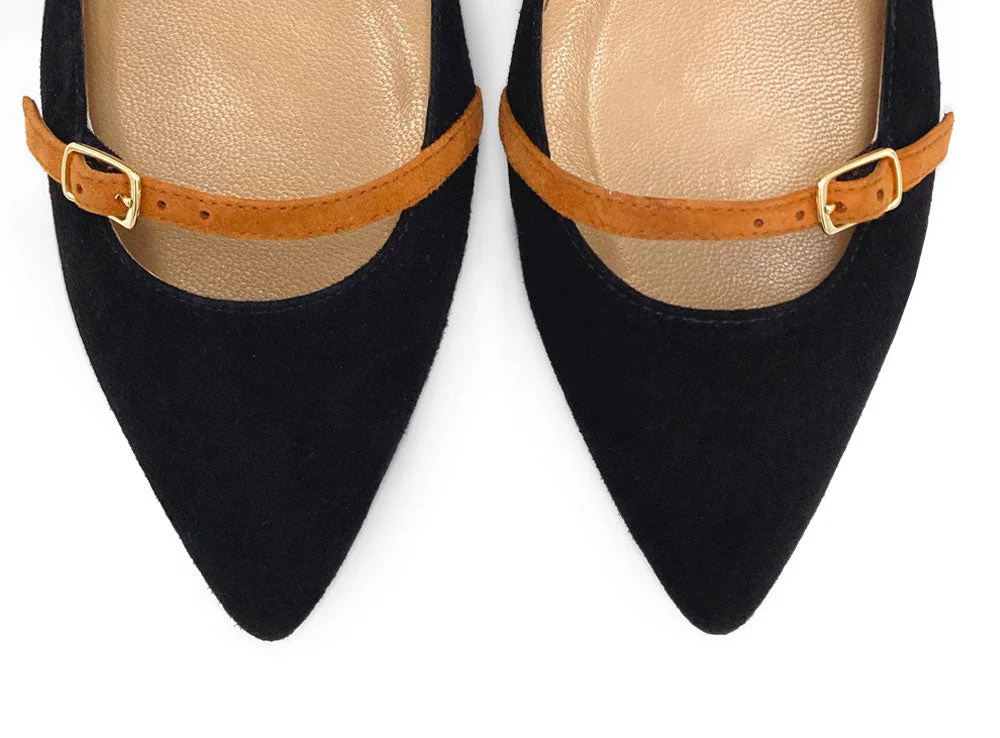 Black suede pointed ballet flats with biscuit-colored straps - Image 5