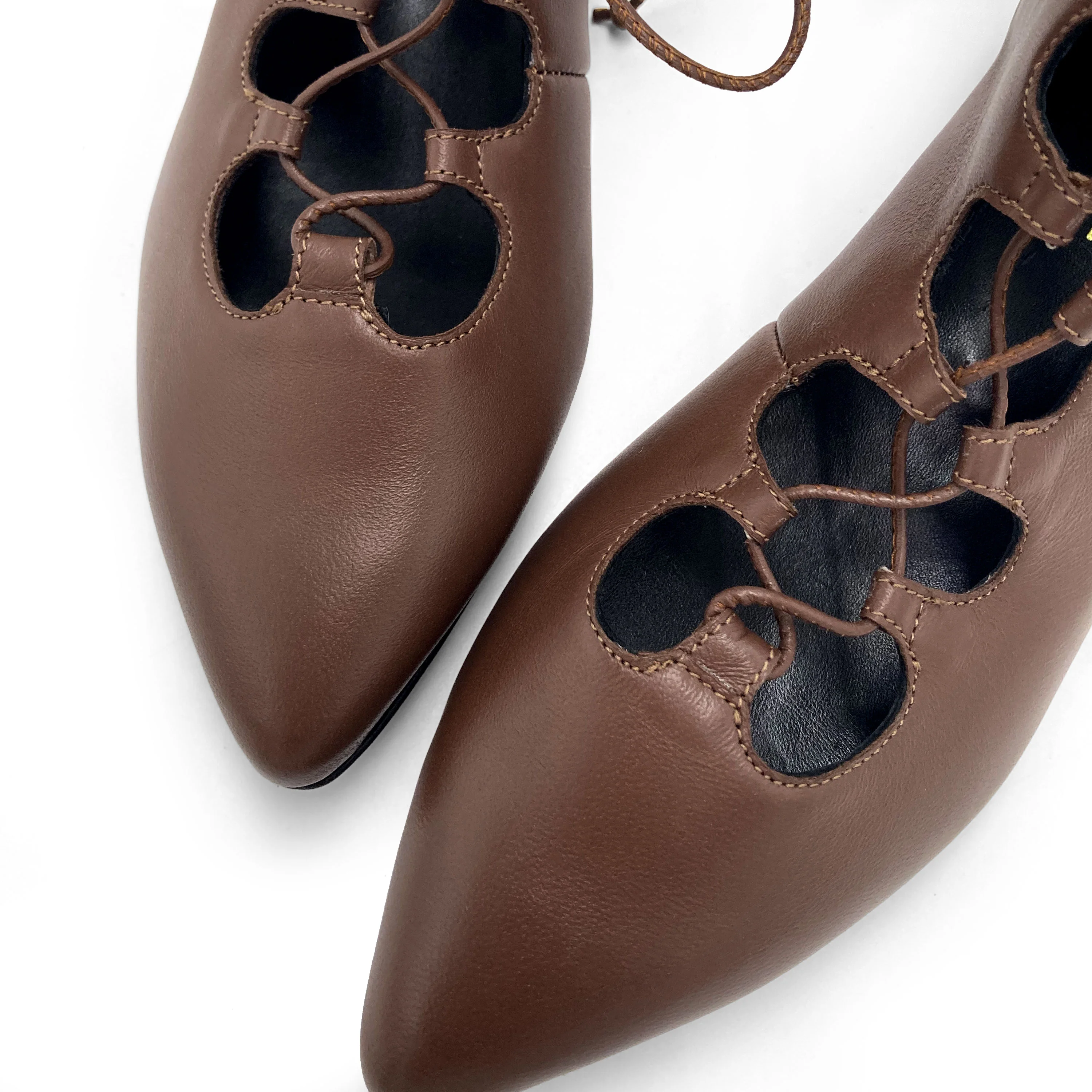 Brown pointed ankle boots with laces - Image 3