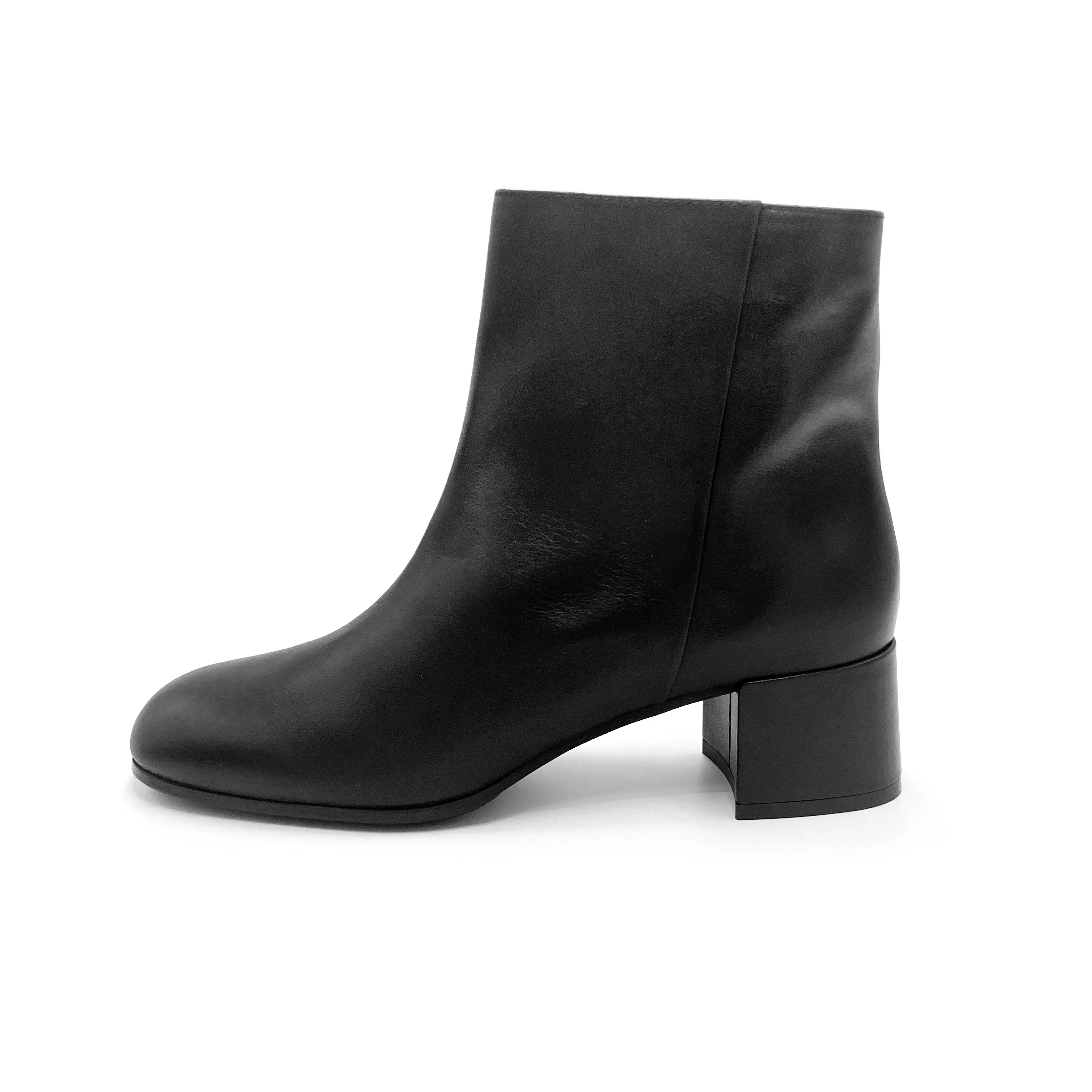 Comfortable black ankle boots with heels - Image 3