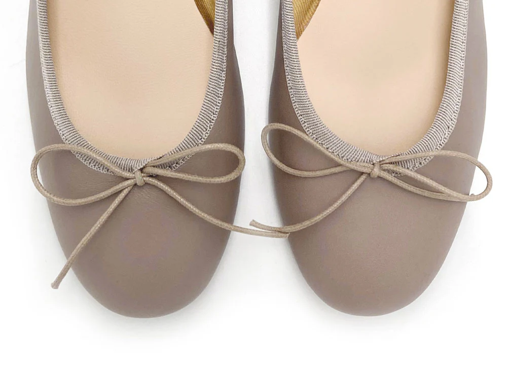 Dove gray leather ballet flats with heel - Image 5