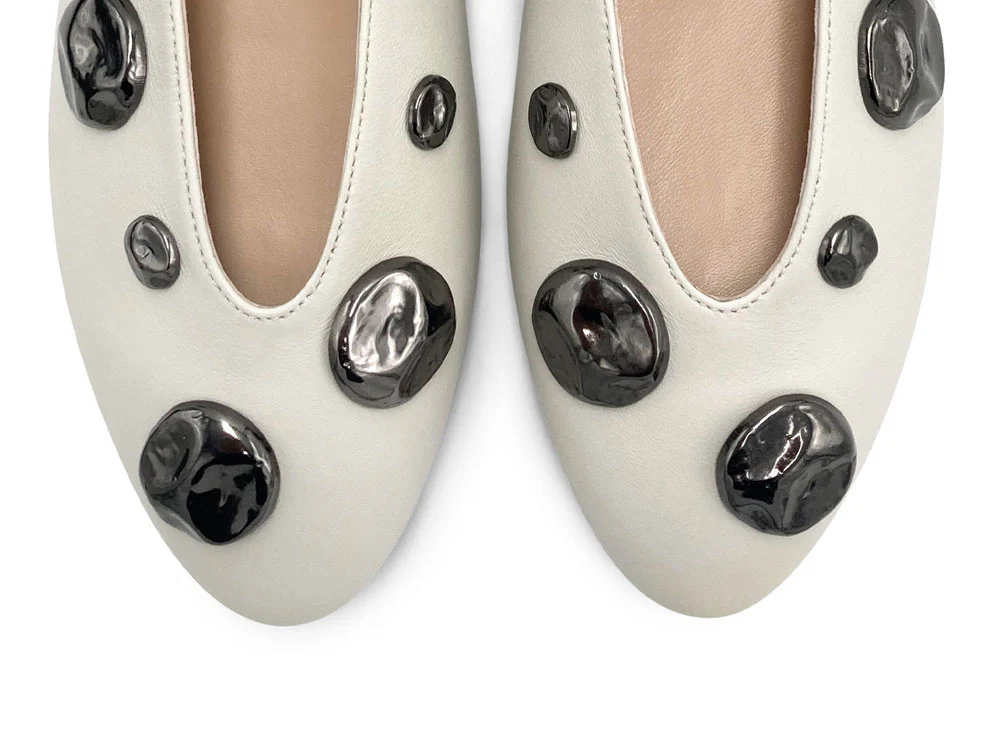 Ivory white leather ballet flats with V-cut and iron studs - Image 6