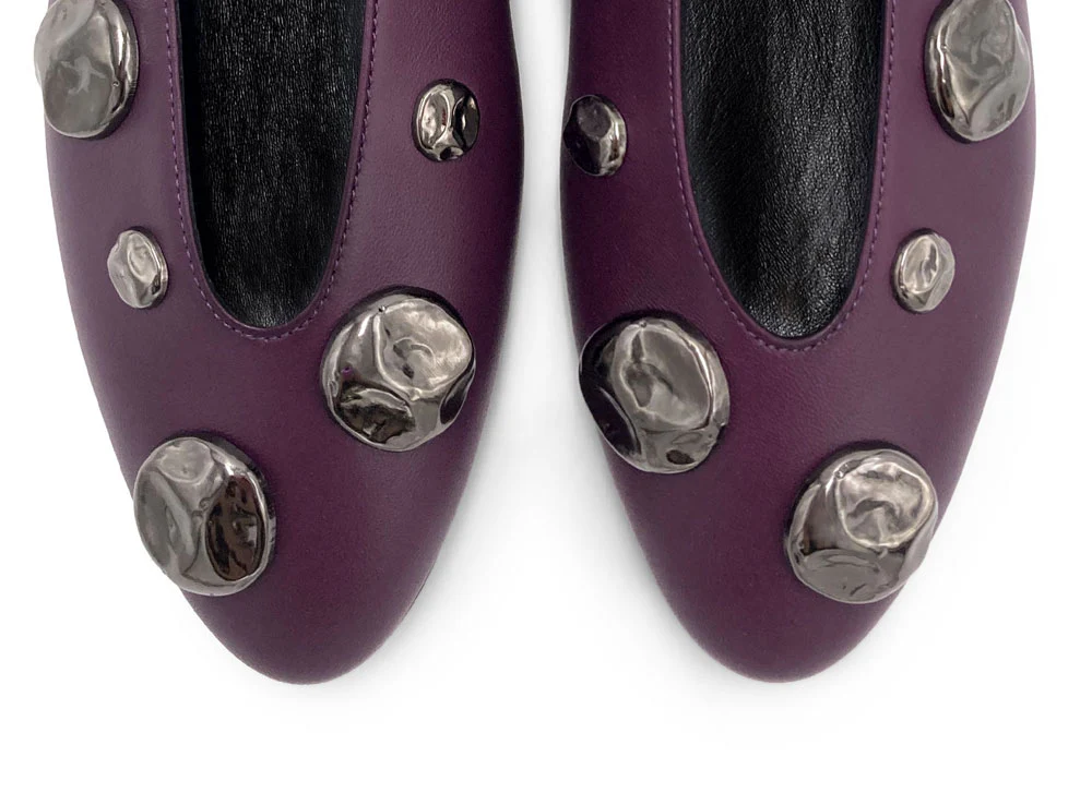 Plum purple leather ballet flats with V-cut and iron studs - Image 5
