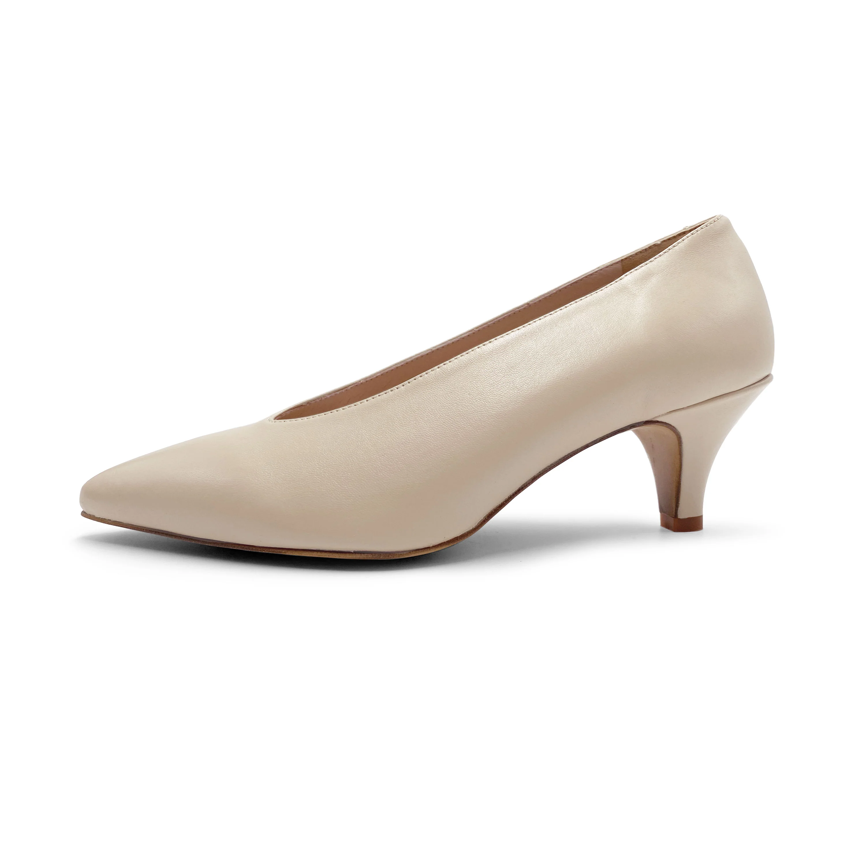 Pointed necklines in beige leather with V-neck - Image 4