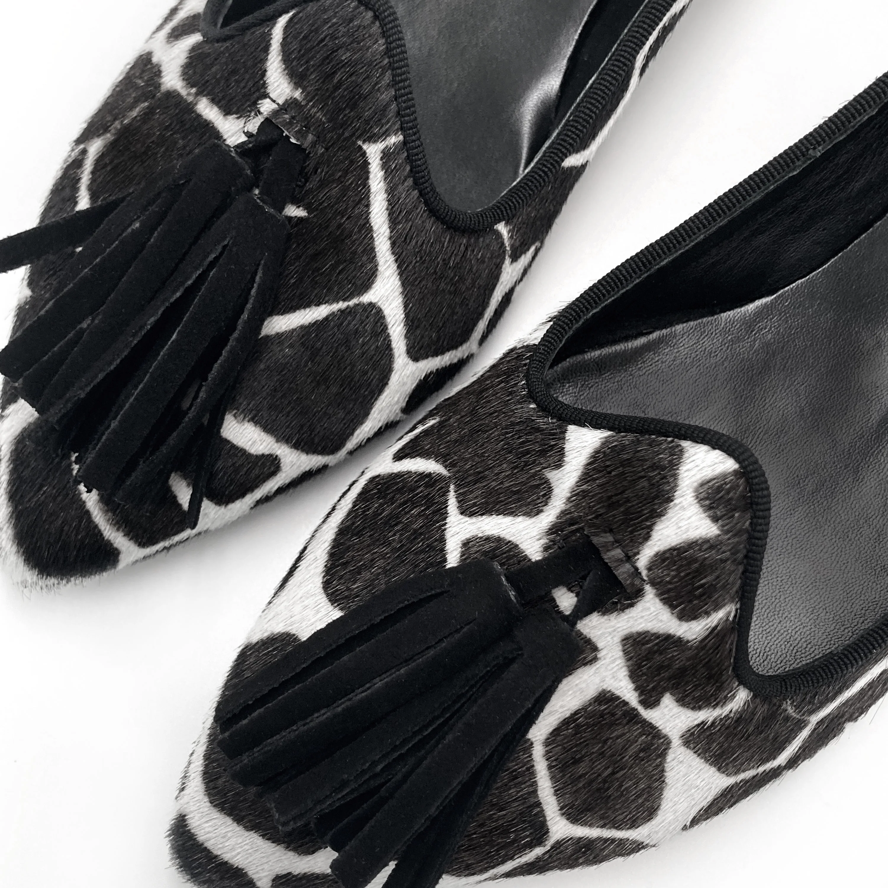 Women's black and white animal print pointed toe moccasins - Image 3